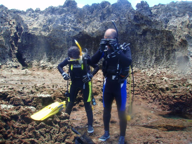 こちらのＥＮは足場の悪い崖みたいなところを降りて行きます。<br />優しいダイビングショップのオーナーさんが、タンクを運んでくれました。<br />ありがとうございます。<br />年寄りには何より嬉しい心遣いでございます。