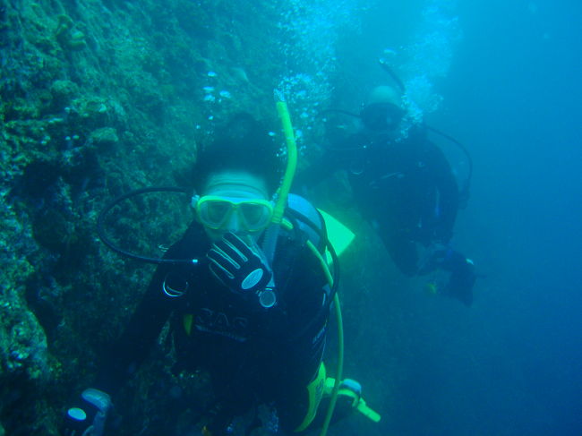 波打ち際でフィンを装着するのは結構たいへんですね。<br />いつもボートから「どぼ〜ん」なので　もたついちゃって、おまけに波にあおられてバランスを崩し自分のレギュを自分で吹っ飛ばしてしまう大ドジ。<br /><br />潜降は崖につかまって行けるので安心でしたけど・・・。<br />きゃぁ〜<br />こちらも素敵なポイントです！