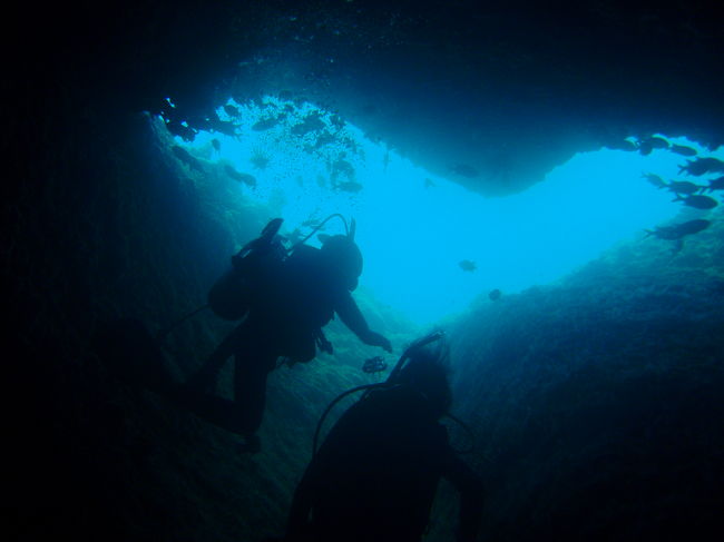 ハート型に見える洞窟の出口。<br />とっても素敵な写真を撮ってくれたショップのオーナー兼イントラさんに感謝です。<br /><br />とっても楽しかったので８月にまた遊びに来る予定です。<br />明日は慶良間でダイビングなので那覇市内に移動。<br /><br />楽しいダイビングでした！<br /><br />