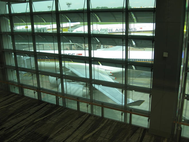 明けて翌日。<br />ひとまず、チャンギ空港T3を探検。<br />早朝、雷雨が凄かったのですが天気には恵まれたようです。<br /><br />奥から、<br />・B744<br />・A380<br />・A345<br /><br />A345はシンガポールからニューヨーク(ニューアーク)までの、直行便です。