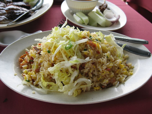 チャーハン。<br />東南アジアの細いお米のチャーハンですが、美味しい〜。<br />日本のお米のチャーハンとは違う。