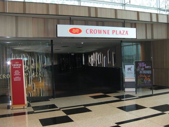 HOTELの空港側からの入り口