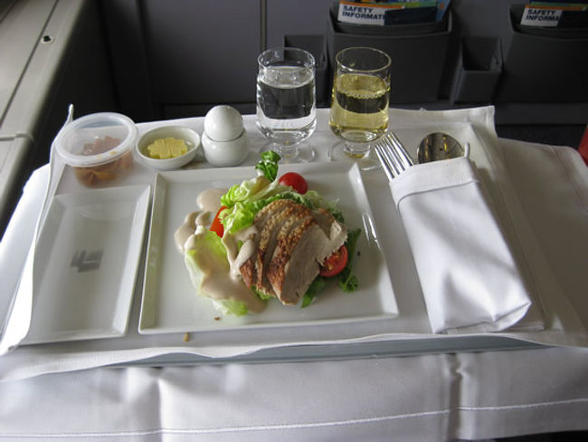 ■前菜<br />シーザーサラダ、中華風ローストダック、クリスピーワンタン<br />