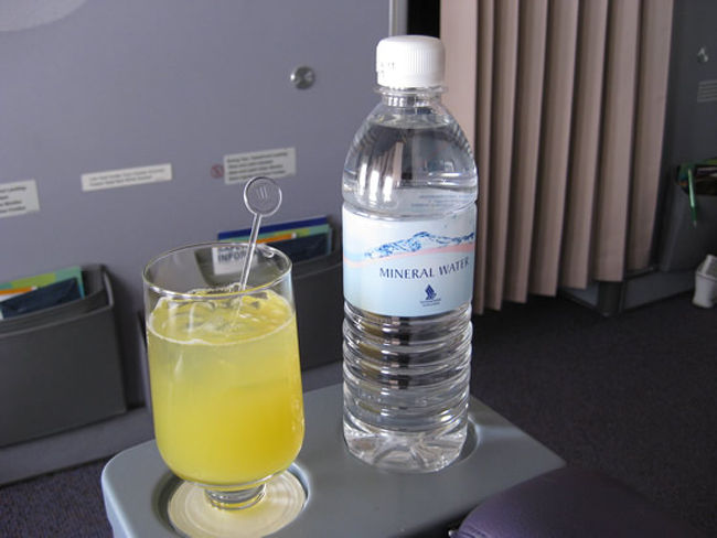 ■Silver Kris Sling<br /><br />これは結構美味しかった。<br />これは名前を見て、お願いしました。<br /><br />CDで言うところのジャケ買いです(笑)<br />ミネラルウォーターは、SQオリジナルラベル。