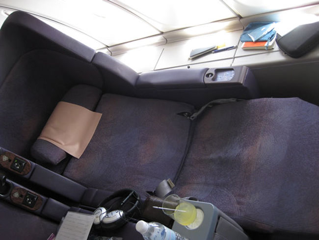 シートはライフラットなので快適です。<br /><br />ANAは、シンガポール・バンコク路線ともにClub ANA Asia。<br /><br />他社はライフラットを導入。<br /><br />完全に負けてますね、ANA。