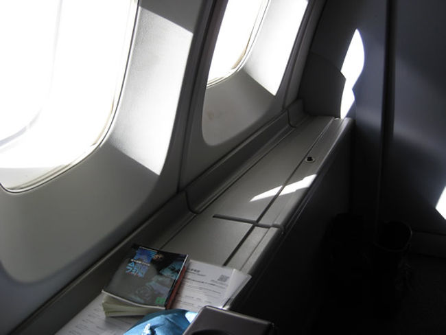 ジャンボの窓側は、小物入れになってます。<br />これは国際線でも一緒ですね。