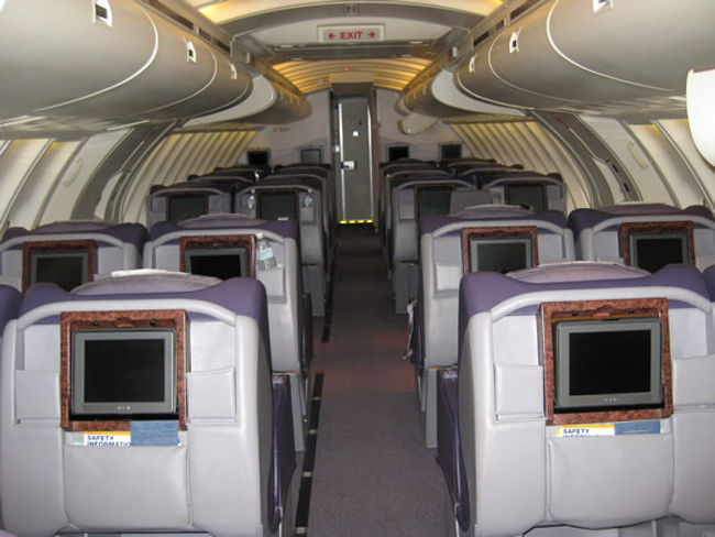 最後に1枚撮らせてもらった。<br />SQジャンボの2階は、このような並びになってます。<br />非常に快適でした。<br /><br />この機材は、成田到着後以遠権を利用しLAXまで行きます。