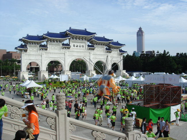 ２日目です。<br /><br />ホテルの朝食がツアーに付いていましたが、無視しました。<br />鼎泰豊（ディンタイフォン）で小龍包がどうしても食べたかったので…。<br /><br />鼎泰豊に向かう途中、中正紀念堂には朝早くからたくさんの人が…。いったい何事？