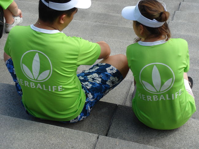 よく見ると、皆さん同じTシャツを着用しています。<br /><br />「HERBALIFE」ハーバライフ？