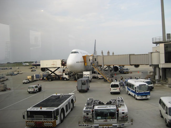 短いシンガポール旅行でしたが、結構楽しめました。<br /><br /><br />※ 個人的な意見です。<br />SQはサービスが、きめ細かい。<br />喉が渇いたと思えばミネラルウォーターが配られる。<br />グラスが空けば、タイミングよく次のオーダーを聞いてくる。痒いところに手が届くサービスといった感じです。日系より上です。<br /><br />今回、<br />・往路(NRT->SIN)は、海外発券のゴール<br />・復路(SIN->NRT)は、スタアラ特典のスタート<br /><br />9月(アレの開催時期)に、スタアラ特典の復路でNRT-SINを利用しますが・・・・・。<br /><br />SQ-A380のビジネスクラスに変更できました。<br />奇跡です(笑)