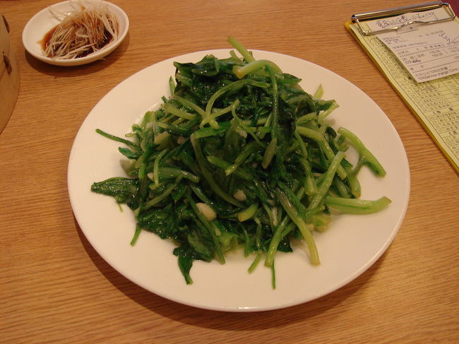 まずテーブルに運ばれてきたのが、A菜炒め。<br /><br />４回目にして鼎泰豊の菜っ葉炒め、このA菜で制覇。<br />どれを食べても美味しいですね。