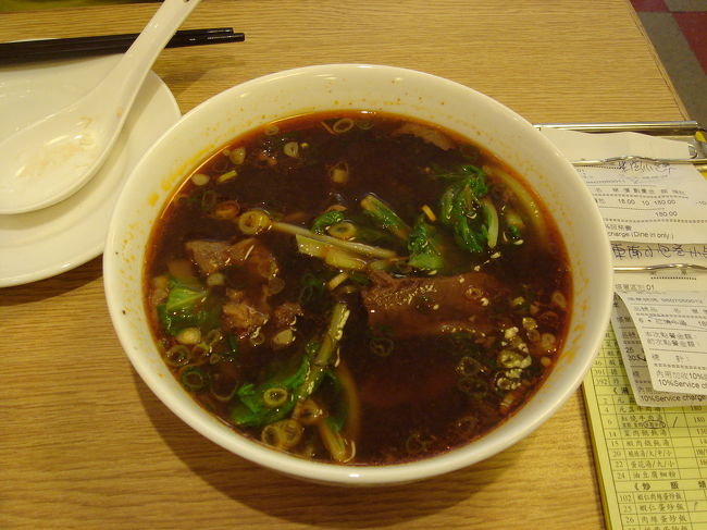 これは紅焼牛肉湯。<br />牛筋がプルンプルン！<br /><br />前回の旅行で牛肉麺にしたら、さすがにお腹いっぱいになってしまったので、今回は麺無しに。