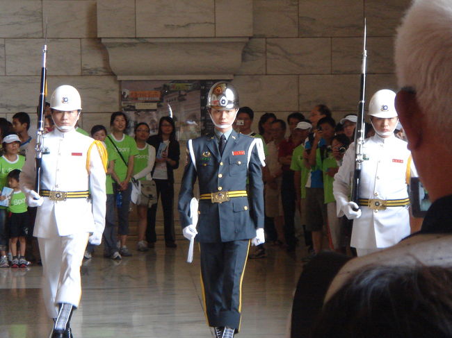 キターーー！<br />衛兵の交代式です。これ感動しますよ。