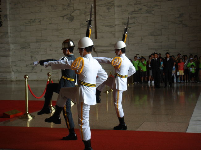 陸・海・空軍のエリート（ルックスも良くないとダメらしいですよ）だけが衛兵を勤めることができるそうです。<br /><br />たしかに皆さんイケメンだし、動作もピッタリ合ってますね。