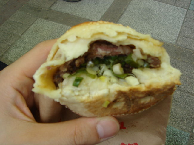 これこれ！<br />熱々の肉汁が溢れんばかりに詰まっています。<br />ヤケドに気を付けて食べましょう！<br />（前回は僕も嫁さんもこの肉汁で口の中を負傷しました）