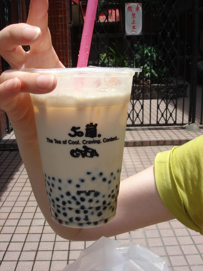 龍山寺の次は、MRT芝山駅に。<br />天母地区にあるお気に入りの靴屋さんに行く途中、<br />のどが乾いたので、チェーン店「５０嵐」で珍珠奶茶（タピオカ入りミルクティー）を購入。<br /><br />タピオカをストローで「スポポポポーン」と吸い上げるあの感触がたまりません。