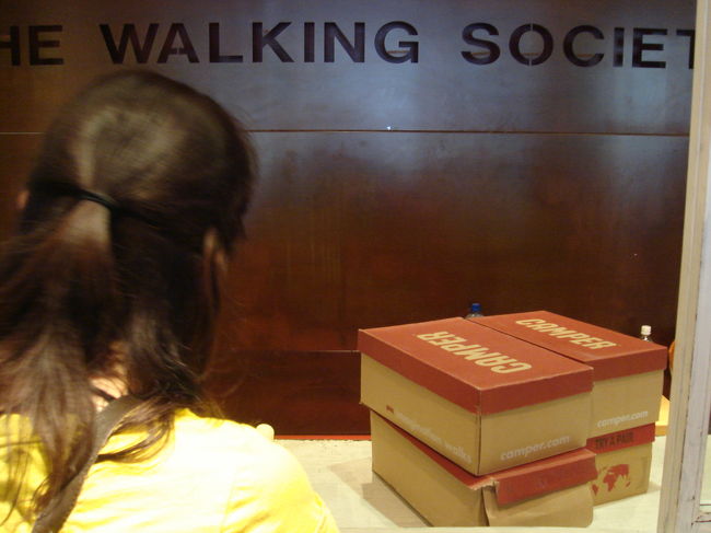 夫婦お気に入りの靴ブランド「カンペール」のアウトレット店が、なぜか台北にあるんですよ。<br /><br />昔、スペインで初めてカンペールのスニーカーを購入して以来、その履き心地の虜になるも、日本ではその値段の高さになかなか手が出ませんでした。<br /><br />それが、このアウトレット店では１足３０００NT$程度（約９０００円）で買えるんです。<br />この日も夫婦で４足購入。スーツケースに入るかな………。