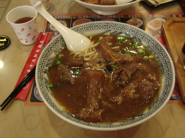 一旦ホテルに帰った後、次は雙連駅へ。<br />問屋街に向かう途中「老薫牛肉細粉麺店」で牛肉麺を食べました。<br />これは紅焼牛肉麺（半筋半肉）。大好きな味です。