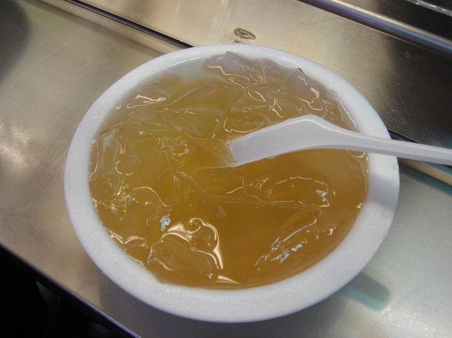 ショッピングの後は城中市場に向かい、愛玉（あいゆい）を食べました。<br />このお店は城中市場の入口近くにあるんですが、ここの愛玉は本当に美味しくて、毎回必ず食べてます。