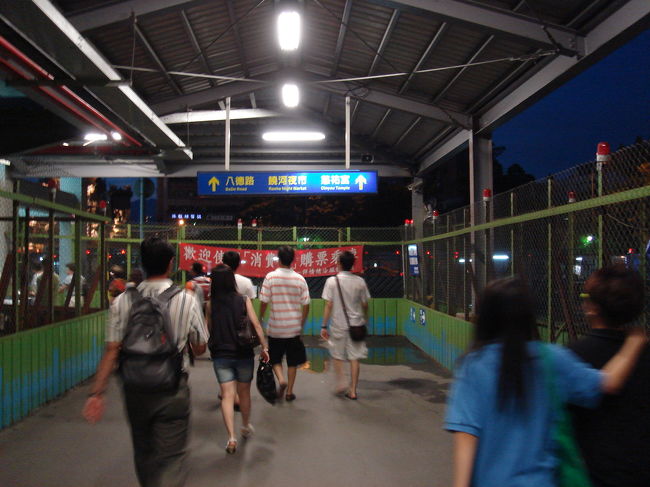 ゾロゾロ、ゾロゾロ・・・。