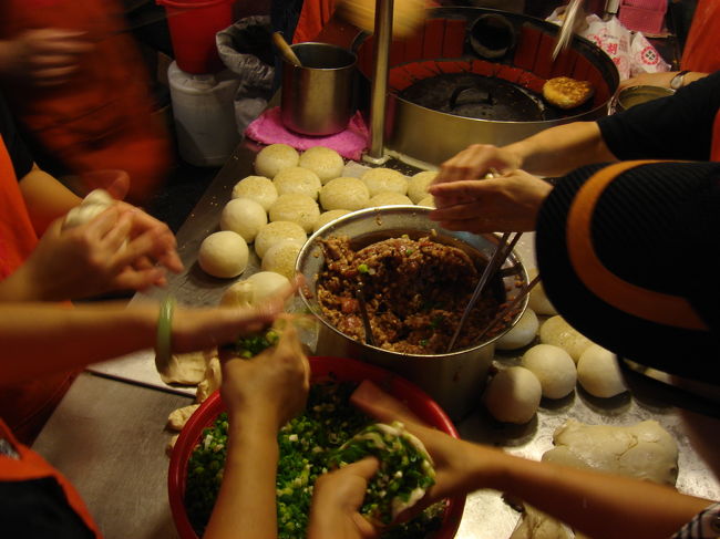 手際よく餡を包んでいます。<br />熟練の技です。