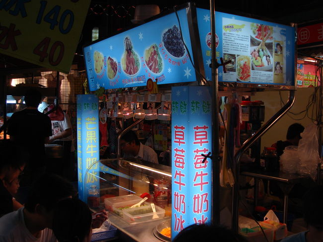 蒸し暑いのと、喉も乾いたので、ここではかき氷を食べました。