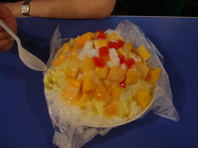 キターーーーー！　マンゴーかき氷。<br /><br />このボリュームで７０NT$は安すぎ！<br />永康街・冰館のマンゴーかき氷が１６０NT$だから、<br />半額以下ですよ。