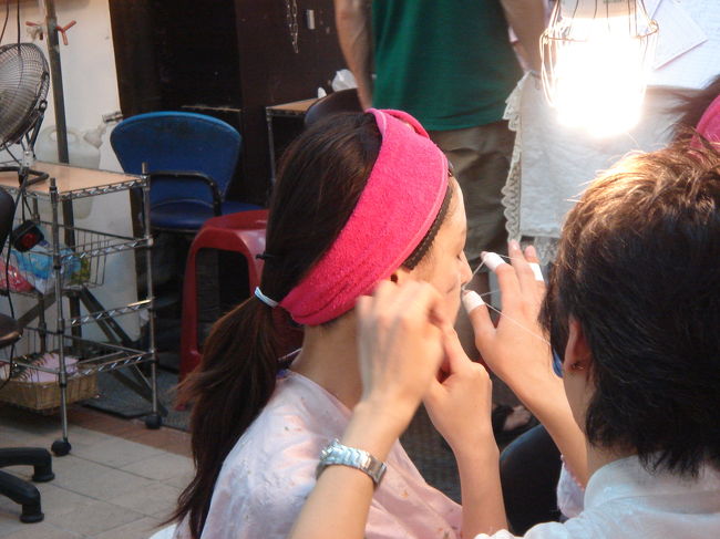 嫁さん「産毛取り」やられてるの図です。<br /><br />糸を使って器用に、そして見事に顔中の産毛を抜かれています。<br /><br />約４０分で２５０NT$。<br /><br />【嫁さんからのコメント】<br />痛みは?輪ゴムで弾かれてる位?。<br />術後の顔の腫れはありませんでした。<br />路面店なので、通行人に見られますので、覚悟が必要です。<br />しかし顔はツルッツルですので、オススメですヨ！