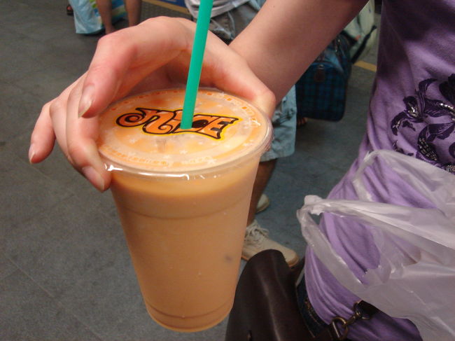 パパイヤ牛乳を購入。はぁ〜、生き返った。<br /><br />これで饒河街觀光夜市は終わりです。