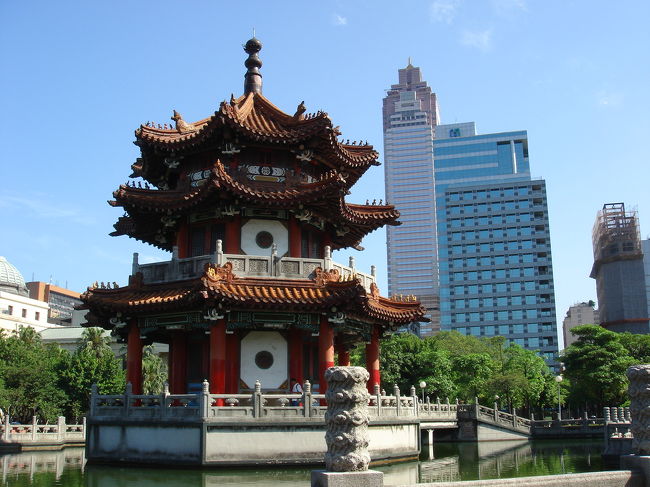 古い建物と後ろのビルのコントラストが面白いですね。