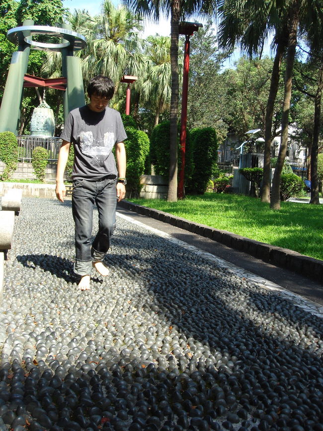 中正紀念堂の健康歩道に比べ、石の間隔が広いような………。<br />こちらの方が、ちょっと足が痛い。（食べ過ぎて、胃が疲れてるためかな？）