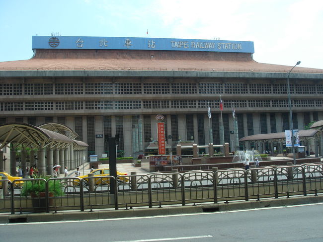 台北駅です。<br />ホントに今回のホテルの真ん前なんですよ。