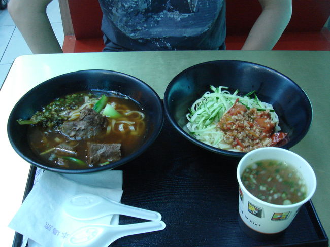 空港に到着後、カウンターにチェックインし、食事にしました。<br /><br />左は僕の牛肉麺。右は嫁さんのトマト入りジャージャー麺かな？