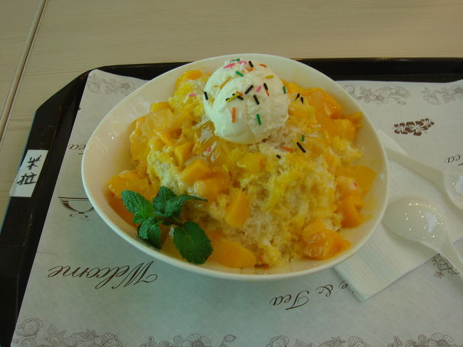 飛行機への搭乗まで少し時間があったので、また食べちゃった！マンゴーかき氷。<br /><br />それにしても、台湾のかき氷はホントに美味しいなぁ〜。