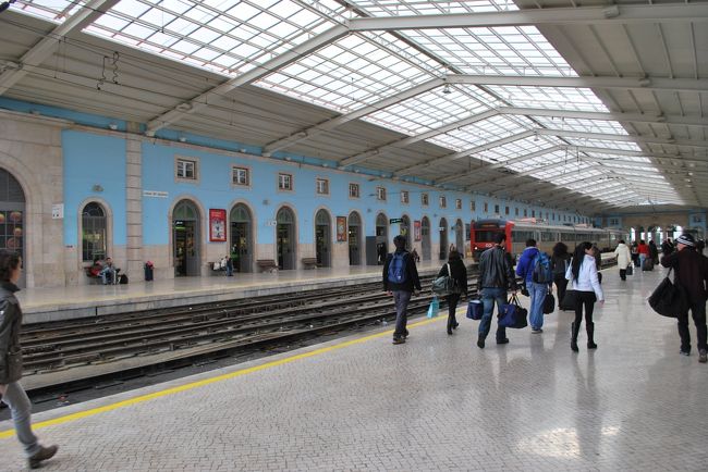 サンタ・アポローニア駅に到着。<br />ポルトから約1時間50分の鉄道旅でした。<br /><br />ホームの壁は、他の駅では見たことのない、爽やかなスカイブルーのタイル。<br />かわいい。<br /><br />METROに乗り換え、改札手前で、1日券「Viva Viagem」を購入。発券手数料0.50EUR。1日券が3.70EUR。<br />METROの他、バス、市電、ケーブルカー、サンタジュスタのエレベーターに乗り放題です。<br />十分元が取れました。