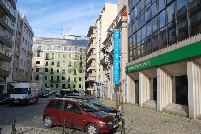 ブルーライン(Linha Azul)に乗って、サンタアポローニアから、マルケス・デ・ポンパルまで乗り、そこからイエローライン(Linha Amarela)に乗り換え。1駅向こうのピコアス(Picoas)駅へ。<br /><br />駅を出ると、たいした地図もないので、Youth Hostelの場所がわからず彷徨う。おなじく、外国人の女性も駅の近くで迷っていた(笑)一緒に街のオバサンに声かけて、なんとか到着。<br /><br />夕方前だったので、誰もおらず、荷物を置いて、リスボンの中心へ散策へ。