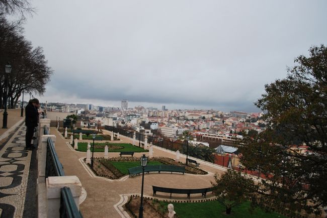 レスタウラドーレス駅で降り、駅前のinfoで地図をもらう。すぐ近くにグロリア線のケーブルカーがあったので、乗る。<br />1日券があるので、怖いもの無しです。<br />サン・ペドロ・デ・アルカンタラ展望台です。整備された展望台でとてもきれい。<br />残念ながら、小雨が降った後だったので、イスもぬれており、ゆっくり腰掛けることができなかった。