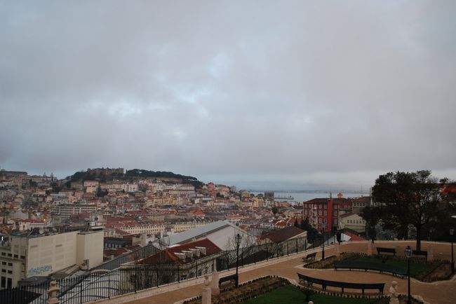 奥に見えるのが、テージョ川です。<br />コンパクトな街ですよね。<br />そして、天気が悪い(笑）<br /><br />雲のどんよりさがハンパじゃないですね。