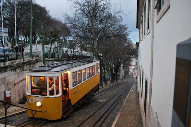 グロリア線のケーブルカーの上の駅です。歩いてくだりもしましたが、結構な勾配です。