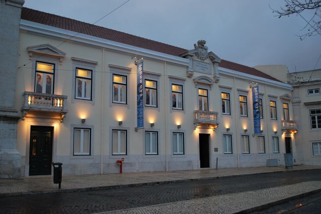 サン・ロケ教会横にある博物館。<br />もう夜遅くて閉まってしましたが、窓からのぞかれているような、演出が面白い。<br />おちゃめですね。