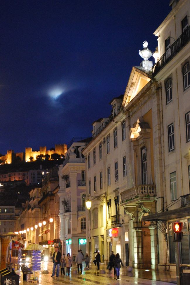 夜のリスボン。