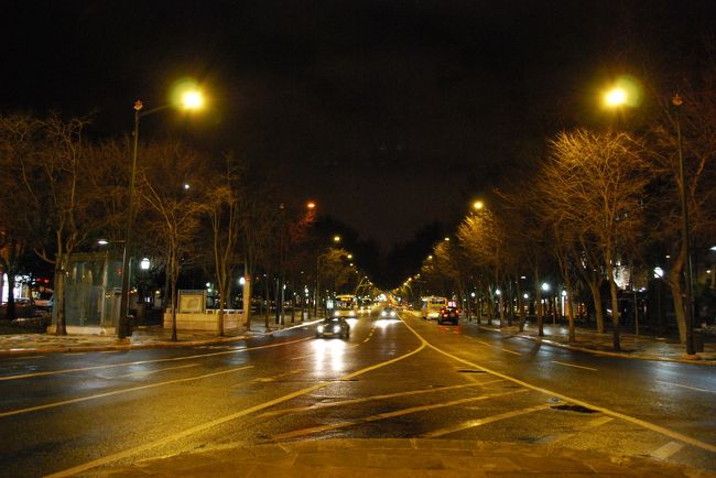 夜のリスボン。<br />雨のおかげで路面の反射が美しい。
