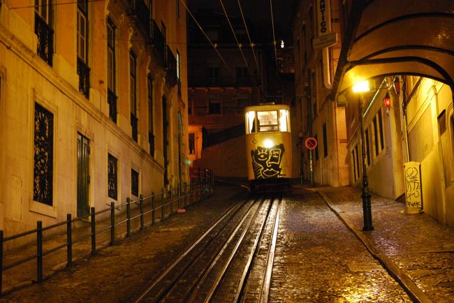 グロリア線のケーブルカーがやってきました。