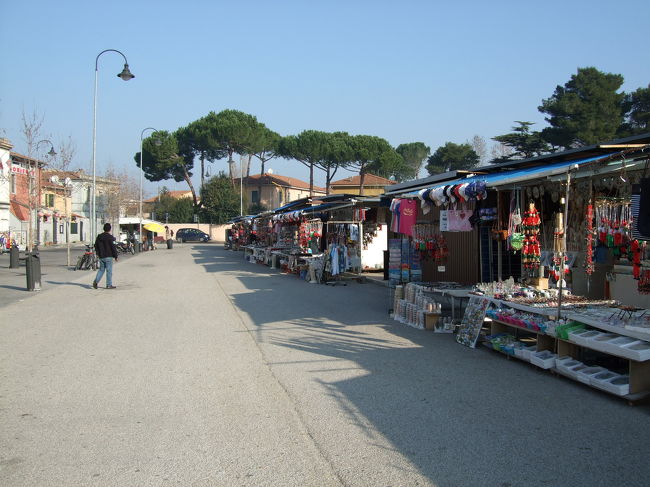 ピサのドゥオモ広場へは、駐車場から無料のシャトルバスが出ています。<br /><br />シャトルバスが到着する発着場から広場までの道には、露天の土産物屋さんがたくさん！