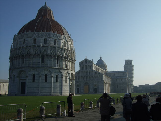 世界遺産にも登録されている、ピサのドゥオモ広場に着きました！<br /><br />大聖堂の奥に、あこがれの斜塔が見えています（笑）