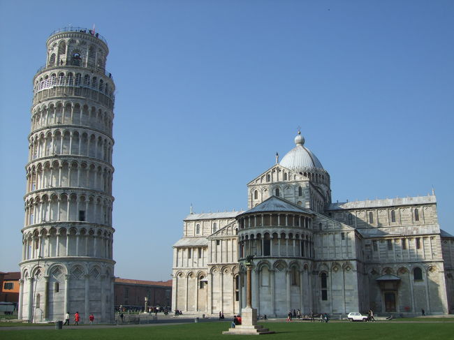 大聖堂と斜塔。<br /><br />塔は、この教会の鐘楼としての役割を果たしていました。<br /><br />実は、建設時から徐々に傾き始めていたそうで、それを少しでも補正しようと、途中からやや角度を変えて建てられているのです。