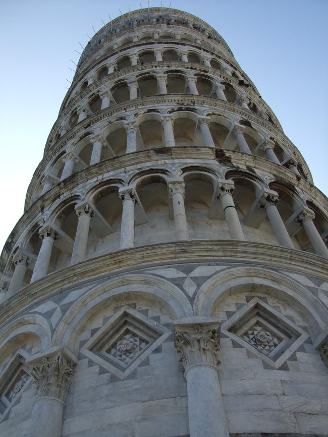 斜塔のアップ。見事なつくりです。
