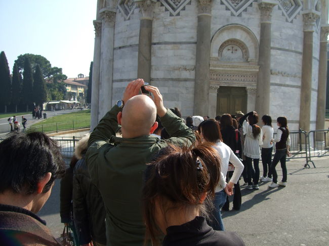 斜塔に登るチケットを何とか手に入れ、入場のため並びました。