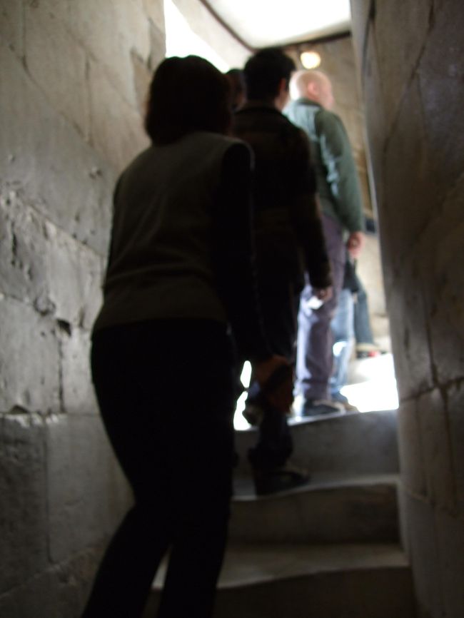 登りに登ります。<br /><br />螺旋状に設けられた階段も、塔にあわせて傾いているので、時々、階段が急に感じられたり、登っているのに降りているような感覚になったり・・・（笑）