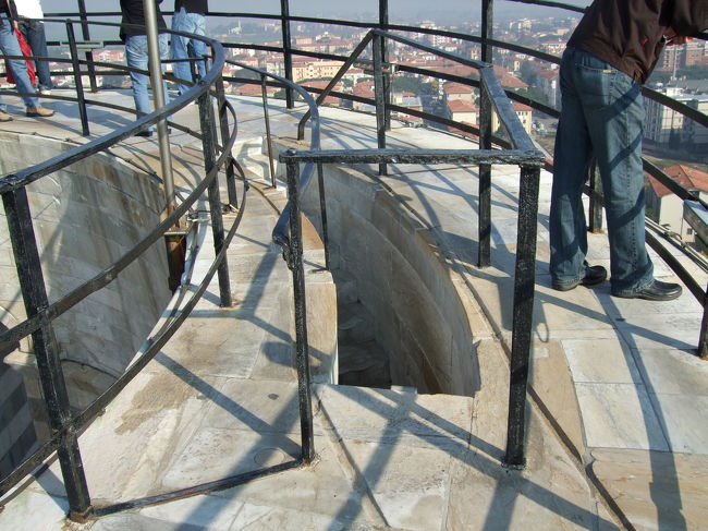 塔の頂上への階段はこれしかありません。<br /><br />一人がやっと通れる幅なので、登り下りは譲り合って・・・。